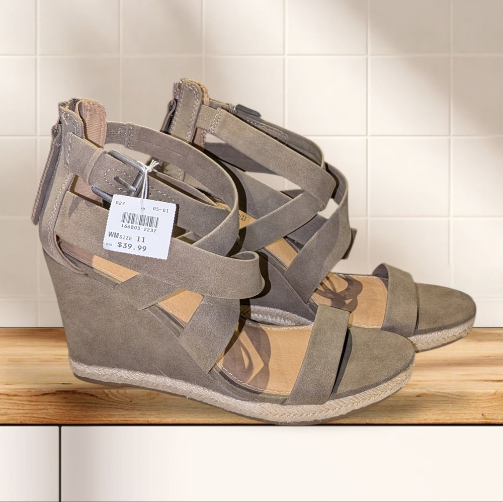 New With Tags Size 11 Brash Wedge Zip Up Heel Suede Light Brown